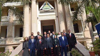 رئيس جامعة بنها يبحث مع وفد جامعة ووهان الصيني تعزيز التعاون في هندسة الطاقة والذكاء الاصطناعي