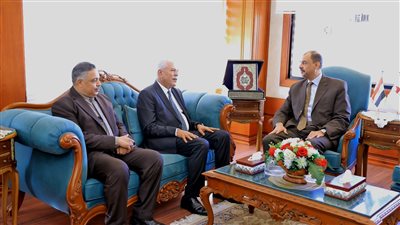 أبرزها توفير الأسمدة.. محافظ سوهاج ونقيب الزراعيين يناقشان أبرز المشاكل الزراعية في المحافظة