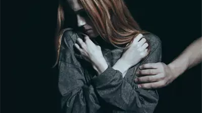 مسن يتحرش بطالبة بعدما طلب منها المساعدة لتوصيله إلى المنزل بكرداسة