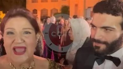 ميمي جمال رفقة حفيدها في أول ظهور بمهرجان القاهرة: مقدرش أمشي من غيره ومش هيشتغل في الفن