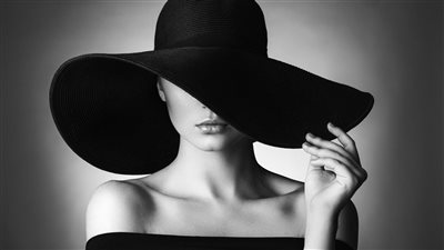 فنانة شهيرة تعتذر لمخرج مسلسلها الجديد وتتعاقد مع مخرج آخر