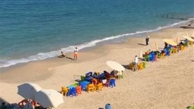  رغم تحذيرات من نوة المكنسة.. إقبال المواطنين على شواطئ الإسكندرية| بث مباشر 