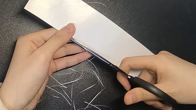 فنان يقضي عامًا كاملًا في قص أطول شريحة ورق بالعالم ويدخل موسوعة جينيس