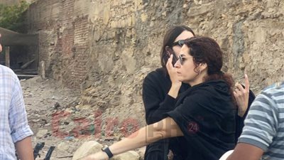 هنادي مهنا تساند زوجها أحمد خالد صالح في جنازة عمه