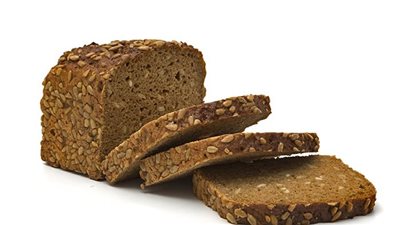 خبير تغذية علاجية: الخبز البني يحتوي على مواد كيميائية مرتبطة بالسرطان