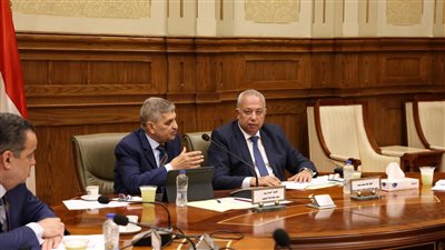 رئيس هيئة قناة السويس يطالب بوضع ضوابط خاصة لتنظيم أعمال الإنقاذ البحري