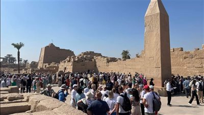 تزامنًا مع الموسم السياحي الشتوي.. إقبال كبير من السائحين الأجانب على زيارة معابد الكرنك| صور
