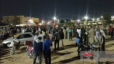 4 من أسرة واحدة.. المئات يشيعون جنازة ضحايا حادث سيارة الوادي الجديد | بث مباشر