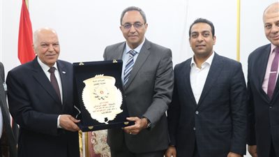 نقيب المعلمين يبحث مع محافظ قنا سبل سد العجز بالمعلمين.. ويستعرض خدمات صندوق الزمالة 