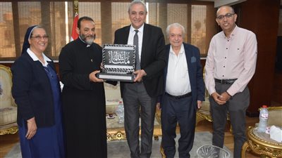 فيها حاجة حلوة.. وفد الكنيسة الكاثوليكية يهدي محافظ الغربية مصحفا 