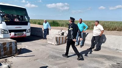 بعد مصرع 12 شخصا.. حواجز خرسانية بطريق بورسعيد المطرية لمنع مرور سيارات النقل الثقيل| صور 