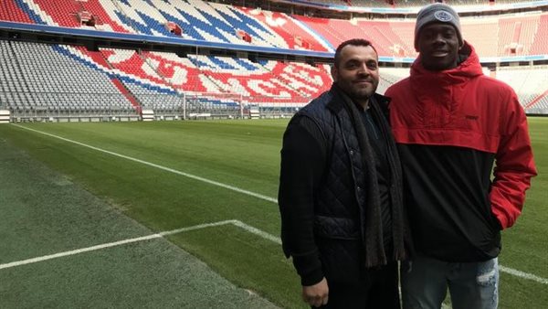 ألفونسو ديفيز ووكيله