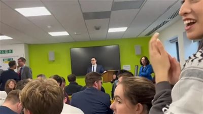 رفضوا استضافته.. طلاب بجامعة لندن يقاطعون خطاب وزير خارجية التشيك بسبب دعمه لإسرائيل 