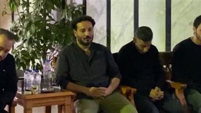 محمد رجب وضياء عبد الخالق أبرز الحضور في عزاء والدة المخرج معتز حسام | بث مباشر