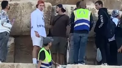 الآثار ترد على ظهور فنيين فوق الهرم الأكبر: إزالة طبقة مونة غير أثرية لتحديث الإنارة