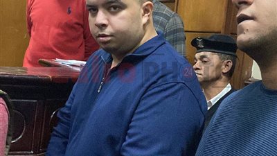 انهيار عصام صاصا خلال محاكمته.. ومحامي شقيقه: سيدة أغوت موكلي لتحقيق منفعة شخصية وورطته في الجريمة | بث مباشر