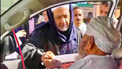 أدب العلماء.. شيخ الأزهر يخرج لسيارة رائد الساحة الجيلانية لتلقي العزاء في شقيقته| صور