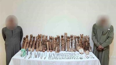 القبض على شخصين بحوزتهما مومياوات و360 قطعة أثرية بالمنيا| صور 