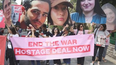 استمرار مظاهرات أهالي الأسرى الإسرائيليين أمام مقر نتنياهو في القدس