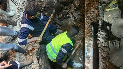 بدء أعمال إصلاح تسريب خط صرف صحي بشارع العشرين في أسيوط