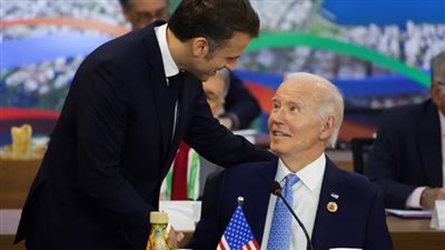 وصفه بـ الجيد.. ماكرون يرحب بقرار بايدن السماح لأوكرانيا باستهداف عمق الأراضي الروسية