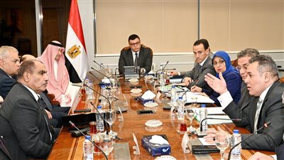 وزير الإسكان يبحث مع حسن الشربتلي فرص التعاون وتذليل العقبات