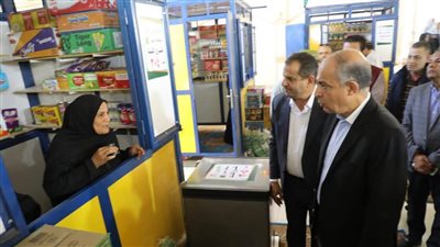 محافظ المنيا يسلم 10 أكشاك للأسر الأكثر احتياجا ضمن مبادرة بداية بمركز أبو قرقاص