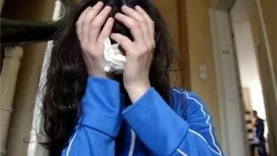 عامل نظافة يهدد صغيرة بعد خروجها من الدرس ويستدرجها لمكان مهجور بالإسكندرية.. ووالدها: وضع يده على مناطق حساسة