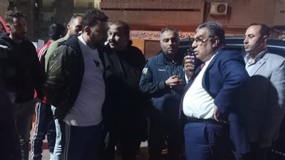 راضين عن نظافة الشوارع.. محافظ الدقهلية يستمع لآراء المواطنين خلال جولته بطلخا لمتابعة أعمال النظافة