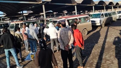 الدفع بأتوبيس و30 سيارة إضافية بدسوق لمنع تكدس الطلاب ونقلهم لجامعة كفر الشيخ 
