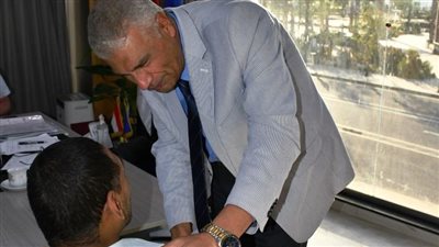 محافظ أسوان يستمع لمطالب وشكاوى 110 مواطنين.. ويوجه بتلبيتها