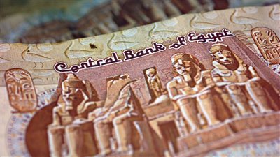 وكالة فيتش تشيد بتحسن أداء الجنيه وتتوقع استقراره قريبًا