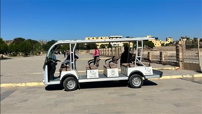 للتسهيل على السائحين كبار السن.. استخدام الجولف كار للتنقل بمعابد الكرنك│ صور