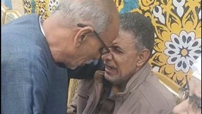 الكل يواسيه.. انهيار والد اللاعب محمد شوقي خلال تلقيه واجب العزاء| بث مباشر 