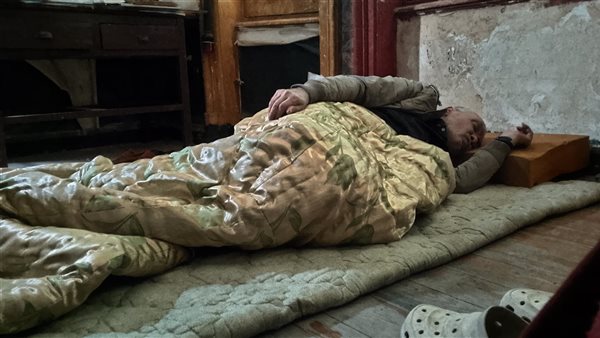 أب يستغيث بعد أن