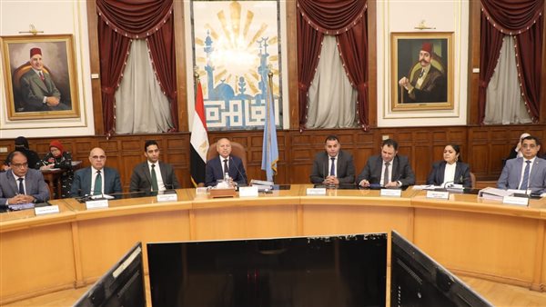 محافظ القاهرة خلال