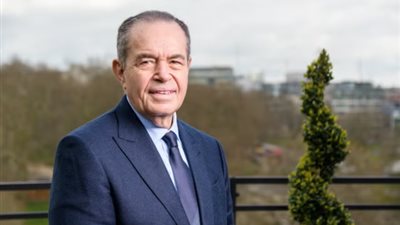 رجل الأعمال محمد منصور يتبرع لبناء ملاجئ في بريطانيا