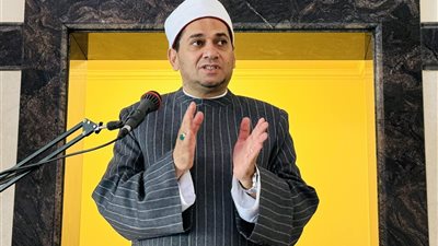 داعية إسلامي: حرق ملابس المتوفى قبل الأربعين لقطع علاقته بالدنيا عادة غريبة وليست من الشرع