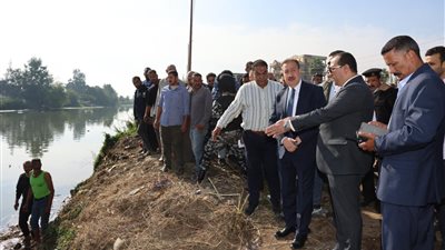 محافظ المنوفية ومدير الأمن يتفقدان موقع سقوط سيارة ميكروباص بترعة القاصد 