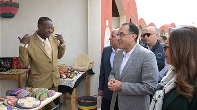 مدبولي يُشيد بجودة منتجات معرض أيادي مصر بالخارجة.. ويؤكد قدرتها على المنافسة في الأسواق