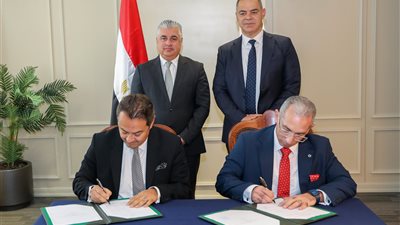 باستثمارات 13 مليار جنيه.. اقتصادية قناة السويس توقع عقد انتفاع بالأرض