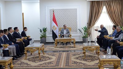 رئيس الوزراء يلتقي وفدا من مؤسسة رجال الأعمال المصريين الصينيين