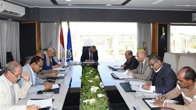 محافظ أسوان يترأس اجتماع لجنة الوظائف القيادية للتجديد السنوي لمديري العموم