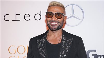 سعره يتجاوز الـ160 ألف جنيه.. أحمد سعد يرتدي جاكيت فيرساتشي في حفل جولدن جلوب