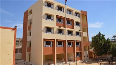 ضربوها قدام الباب.. طالبة وشقيقتها تعتديان على تلميذة بمدرسة شهيرة في التجمع