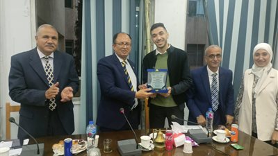 رئيس جامعة حلوان يكرم الطالب هاشم إبراهيم لفوزه بجائزة أفضل مشروع ثقافي بمنتدى صناع الإعلام بروسيا