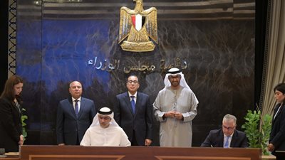 مذكرة تفاهم بين اقتصادية قناة السويس وموانئ أبو ظبي لتطوير منطقة صناعية بـ شرق بورسعيد