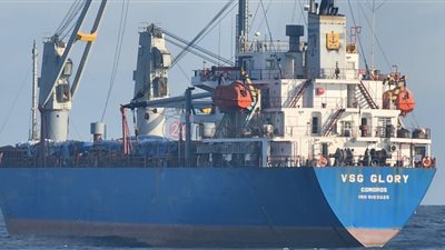 قاطرة بحرية من ميناء سفاجا لسحب سفينة بضائع شحطت بالقصير