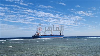 على متنها 21 من البحارة.. صور جديدة من موقع شحوط سفينة بضائع بالبحر الأحمر
