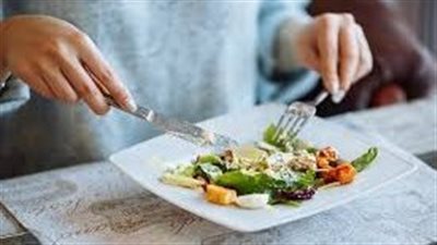 دراسة: عواقب صحية خطيرة لمَن يتناولون الطعام بعد الساعة الخامسة مساءً